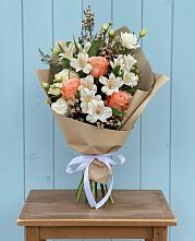 Букет цветов из:  Альстромерии, Лизиантусы, Розы и Хризантемы в Калиновке