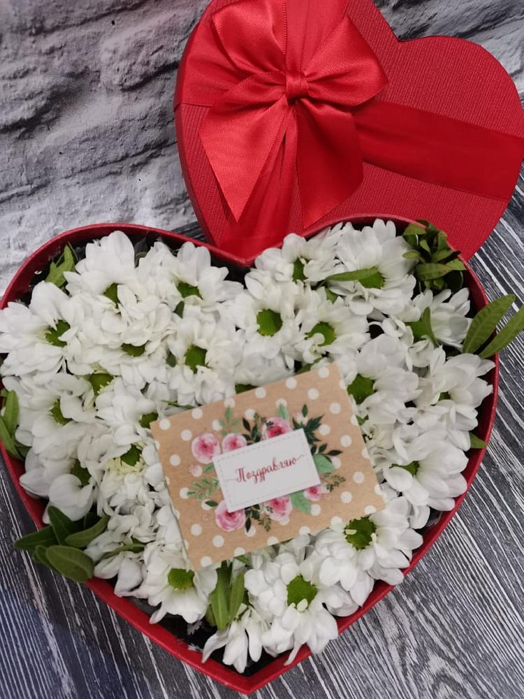 Цветочная композиция из Хризантемы в виде сердца в Калиновке