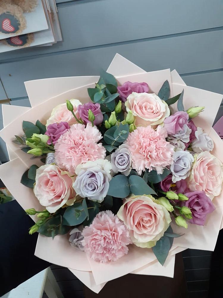 Букет цветов из: Розы, Гвоздики и Лизиантусы в Калиновке